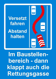 Versetzt fahren und Abstand halten. So bildet man eine Rettungsgasse im verengten Baustellenbereich.