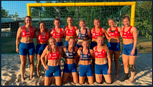 Das weibliche norwegische Team der Beach-Handballmannschaft in ihrem Spieldress vor einem Tor.
