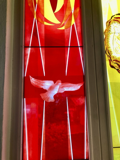 Kirchenfenster, rote Scheibe mit weißer Taube im Glug