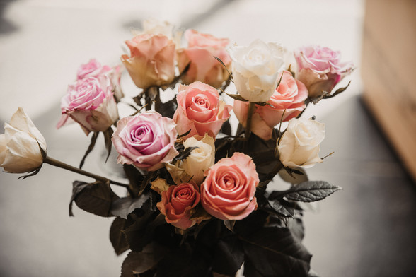 Ein Strauß Rosen, von schräg oben im Gegenlicht fotografiert. Die haben die Konfis als Zeichen der Dankbarkeit verteilt.