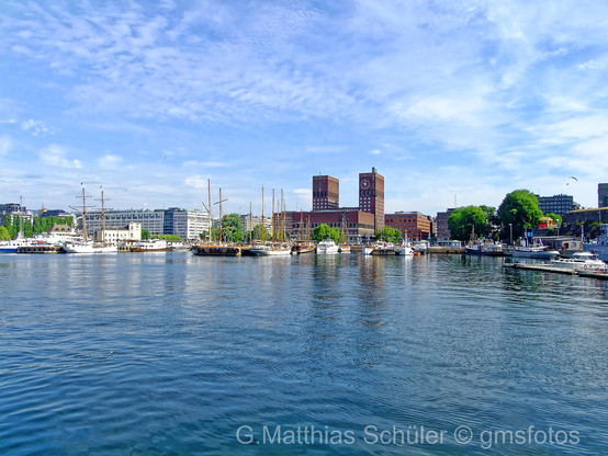 Hafen von Oslo, hinten die 2 Rathhaustürme , davor4 Schiffe die vor Anker liegen