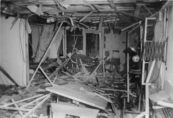 Foto: Bundesarchiv, Bild 146-1972-025-12, unter der Lizenz CC BY-SA 3.0 (siehe t1p.de/ccbysa30) - das Foto zeigt die Lagebaracke im Führerhauptquartier nach dem Bombenattentat vom 20. Juli 2044.
