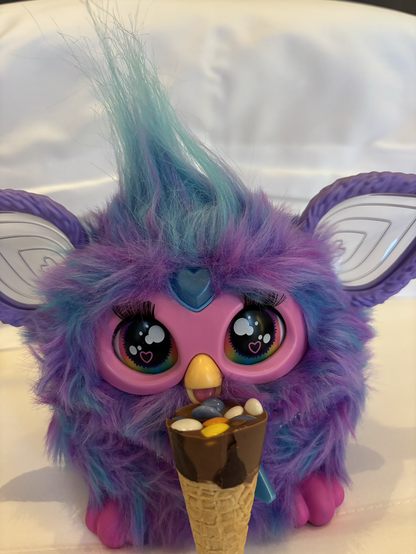 Violetter Furby, mit Minischokoeiswaffel.