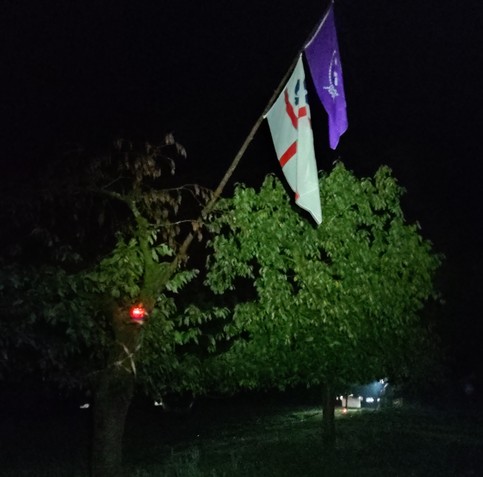 Der Fahnenmast mit DPSG und WOSM Fahne bei Nacht.