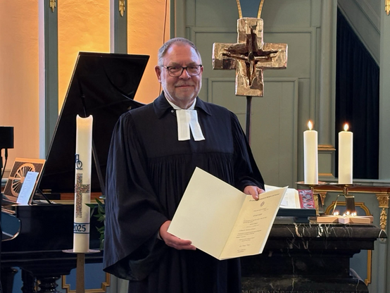 Dekan Schmid bei der Verabschiedung.