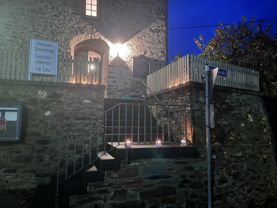 Eingang Kirche, Treppe mit Teelichten 