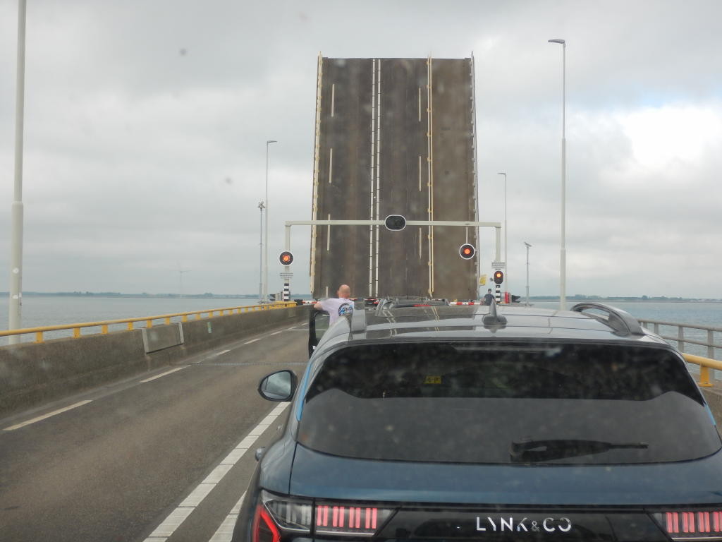 Autos stehen auf der Brücke nach Zeeland vor der für die Schiffsdurchfahrt hoch geklappten Straße.