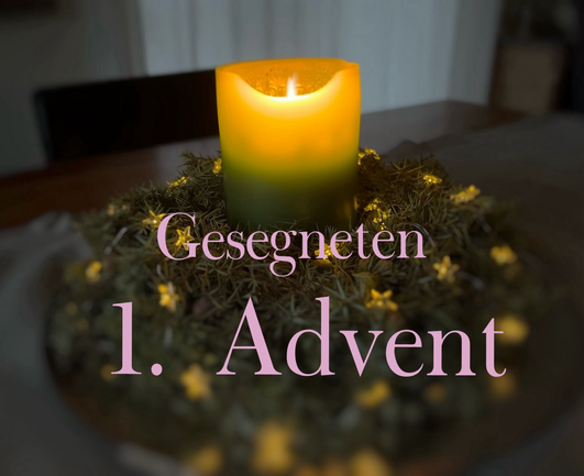 Abgesteckte Kerze auf Adventskranz mit kleinen leuchtenden Sternen, Text: Gesegneten 1. Advent 