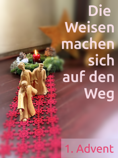 drei kleine Holzfiguren auf einem roten Teppich aus Sternen, stehen für die drei Weisen aus dem Osten, im Hintergrund ein Adventskranz mit einer brennenden Kerze; Text: "Die Weisen mach sich auf den Weg", "!. Advent"