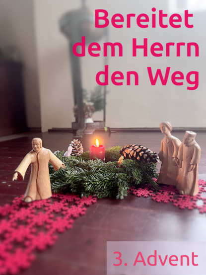 I der Mitte eine Adventskranz mit einer brennenden Kerze in der Mitte, daneben drei Holzfiguren (ca. 15 cm hoch), welche für die drei Weisen aus dem Morgenland stehen. Die erste Figur scheint zu laufen; auf einer Art Teppich, Filz aus kleinen Sternen.
Text: "Bereitet dem herrn den Weg" / "3. Advent"