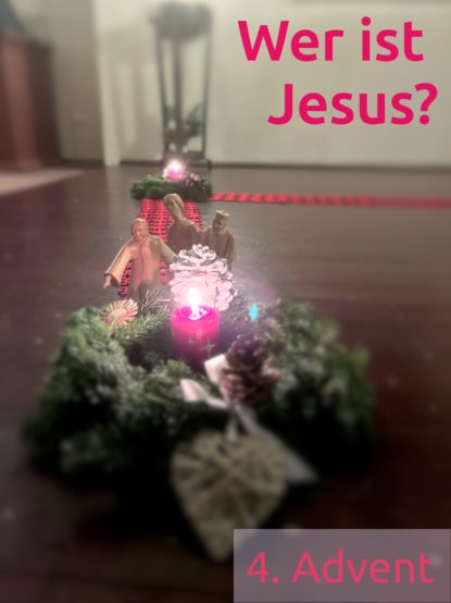 In der Mitte ist ein Adventskranz u sehen in dessen Zentrum eine brennende Kerze steht; der Kranz ist geschmückt mit Kienzapfen; dahinter drei Holzfiguren, ca. 15cm hoch, welche für die drei Weisen stehen.; im Hintergrund ein weiterer Kranz, ebenfalls mit brennender Kerze;
Text:" Er ist Jesus?" / 4. Advent