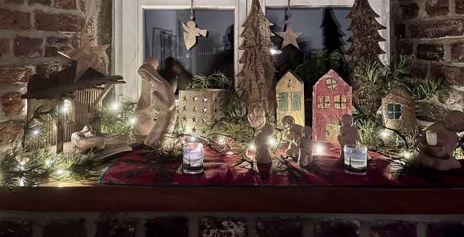 Krippe auf einer Fensterbank mit Holzfiguren , 