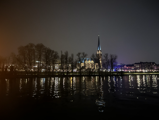 Nächtliche Skyline Sachsenhausen spiegel sich im Fluss